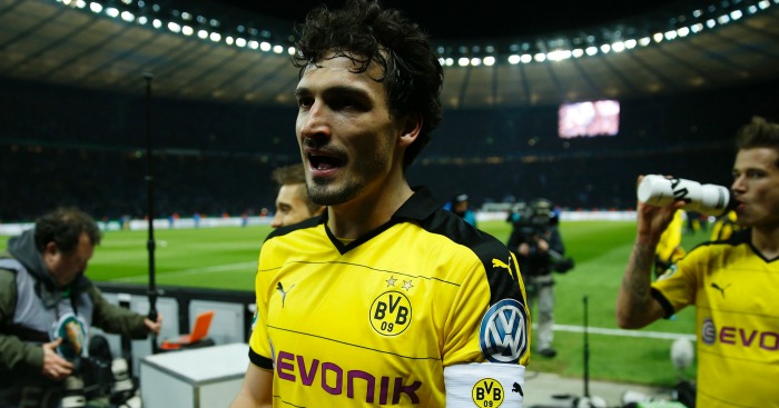 Bayern stick two fingers up to United, sign Hummels