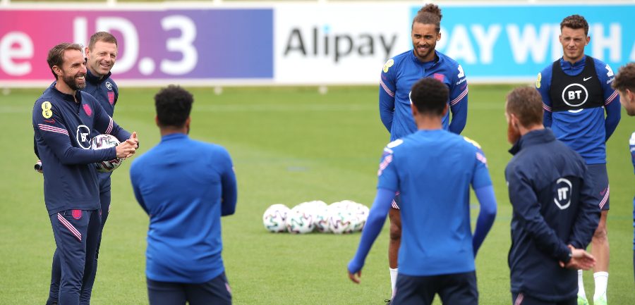 Southgate disagrees with Fabregas' claims that England are 'scared'