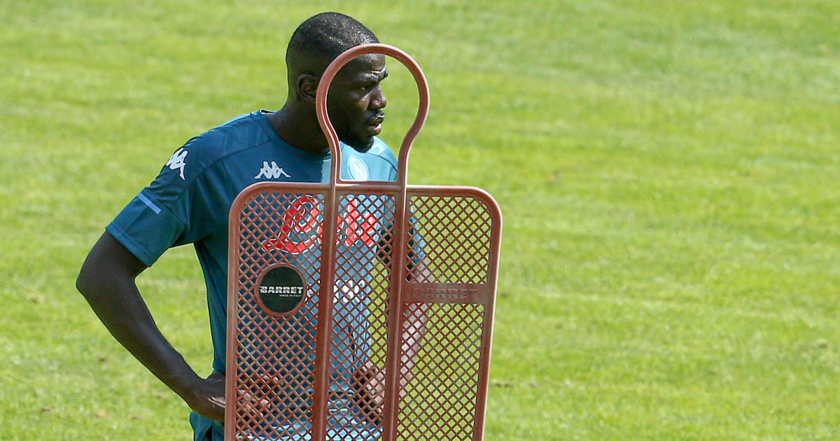 Defender's agent delivers €30m Man Utd offer to Napoli - Football365