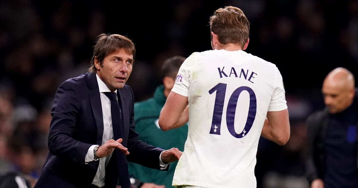 Harry Kane being instructed by Antonio Conte