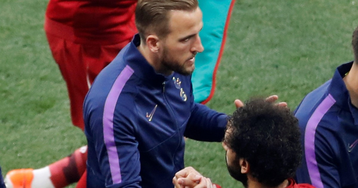 Harry Kane shakes the hand of Mo Salah