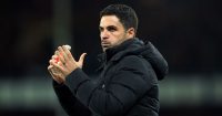 Arsenal bos Mikel Arteta claps the supporters