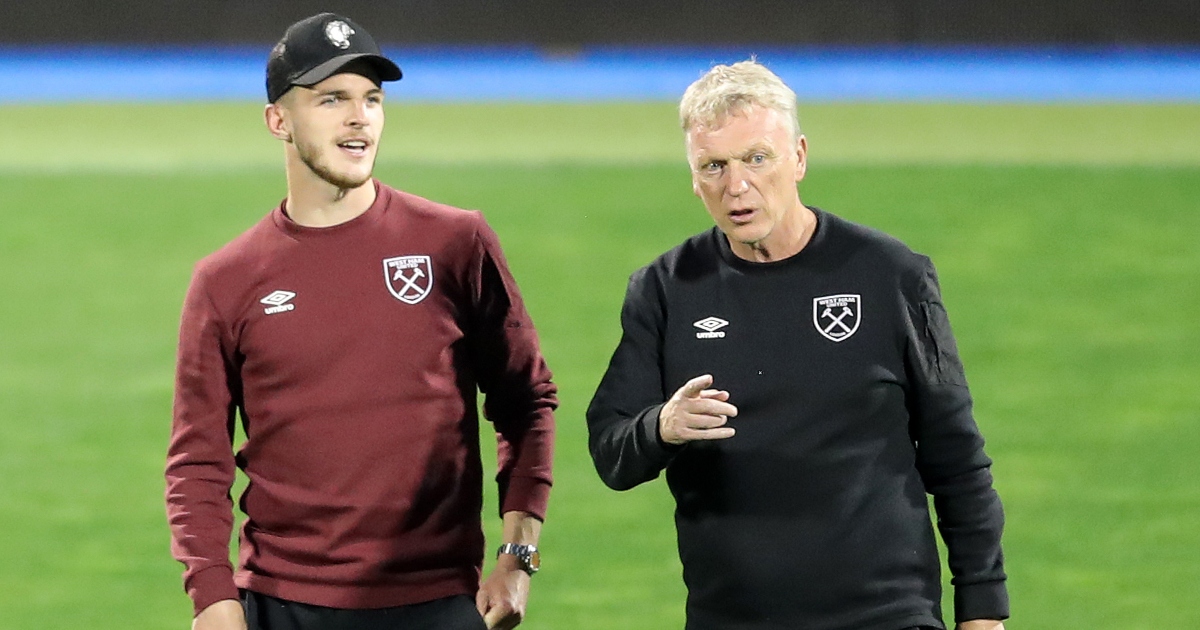 David Moyes speaks with Declan Rice before a match