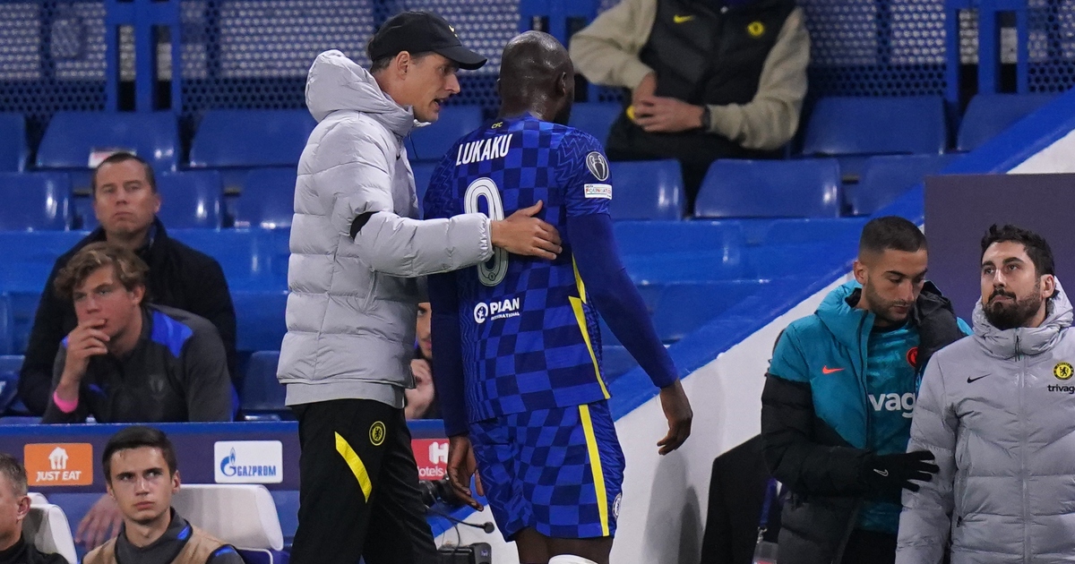 Thomas Tuchel puts his arm around Romelu Lukaku