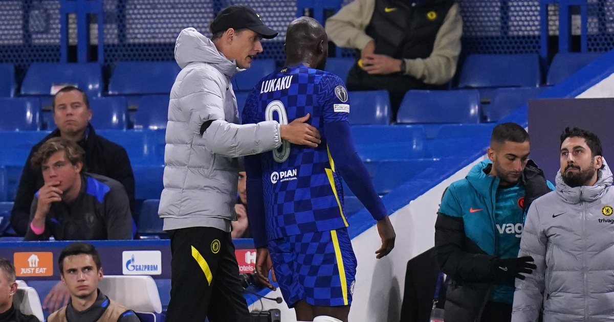 Chelsea head coach Thomas Tuchel speaking to striker Romelu Lukaku