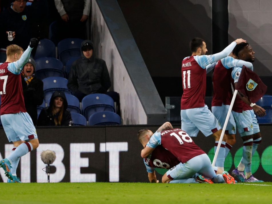 Burnley 32 Everton Late winner puts Lampard's side one point