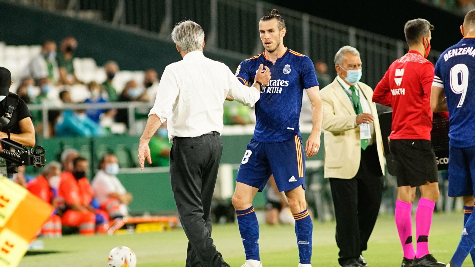 Carlo Ancelotti shakes hands with Gareth Bale