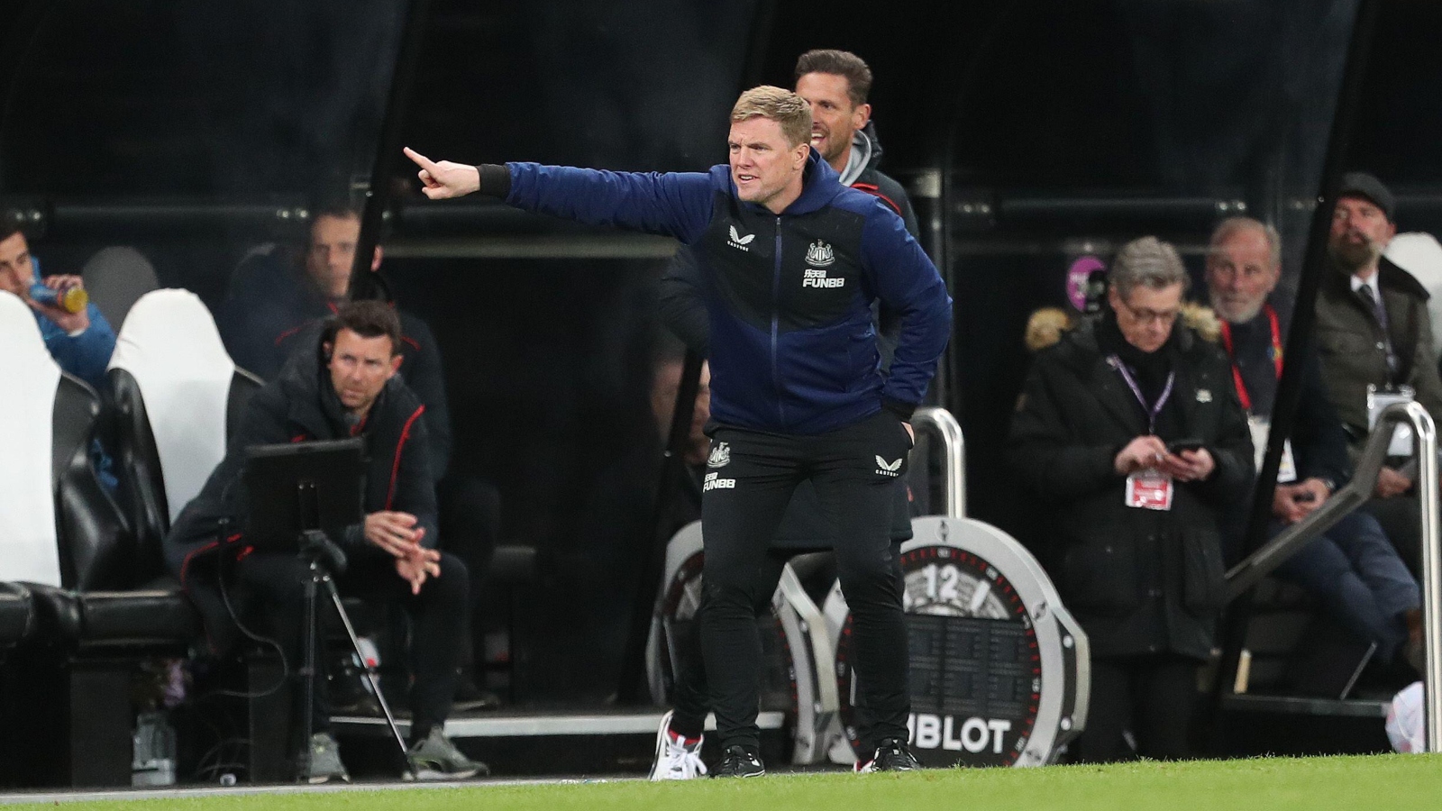 Eddie Howe giving instructions to his team