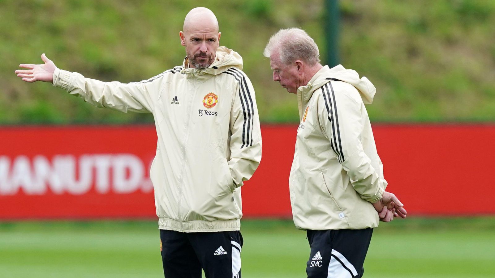 Photo of Ten Hag given ‘recommendation’ by Man Utd right-hand man about ‘unbelievable’ World Cup defender