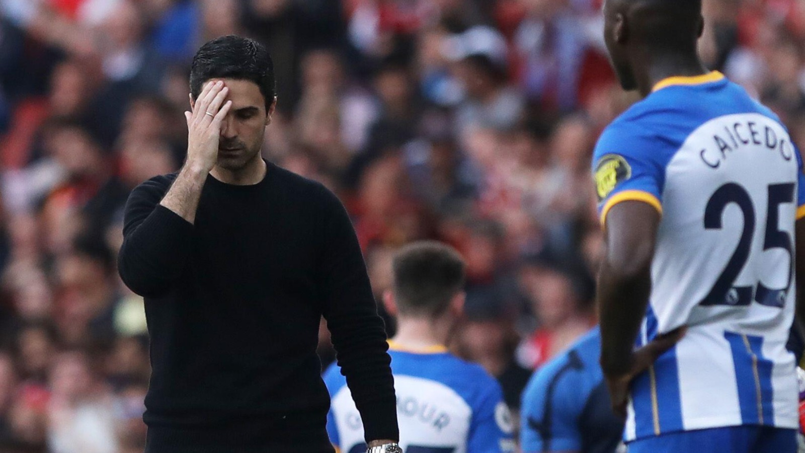 Mikel Arteta reacts during Arsenal's defeat to Brighton as Moises Caicedo watches on.