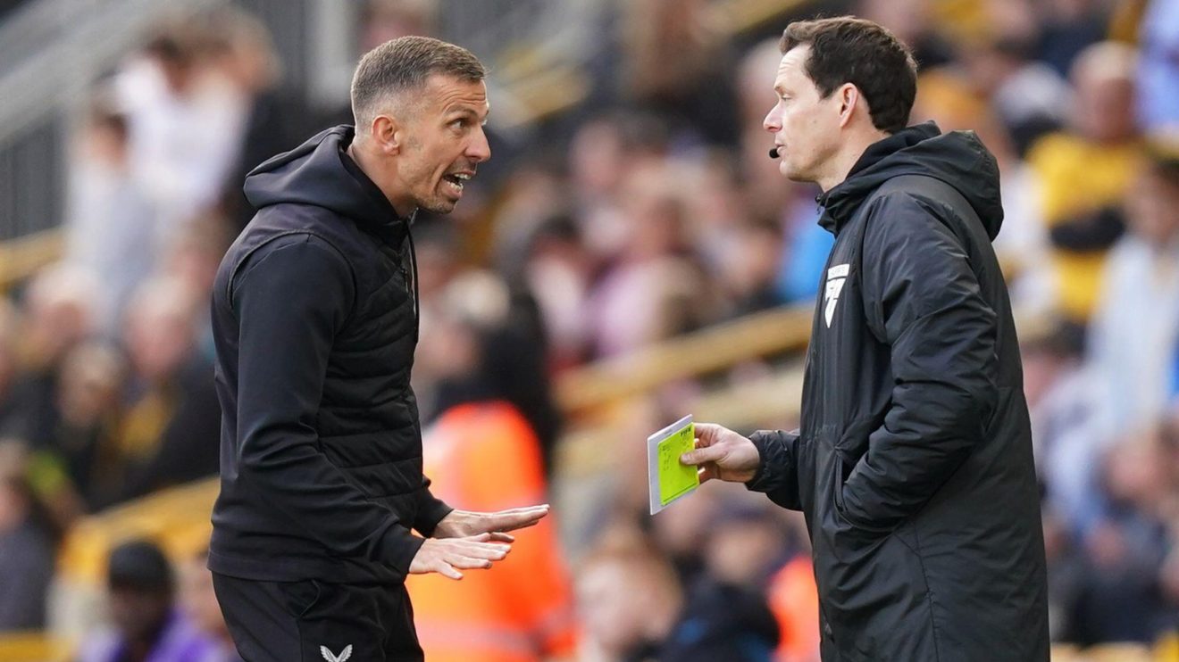 Gary O'Neil complains to the fourth official