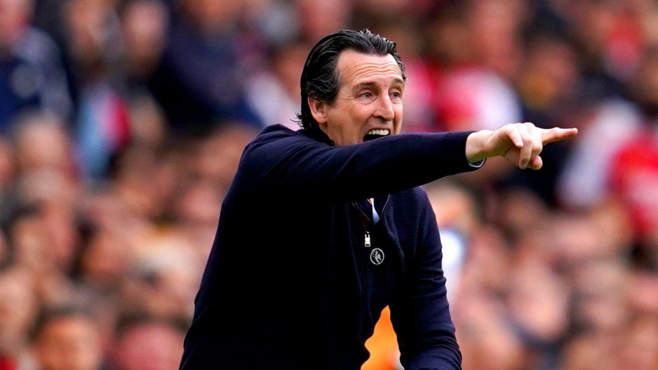 Unai Emery issues instructions from the sidelines