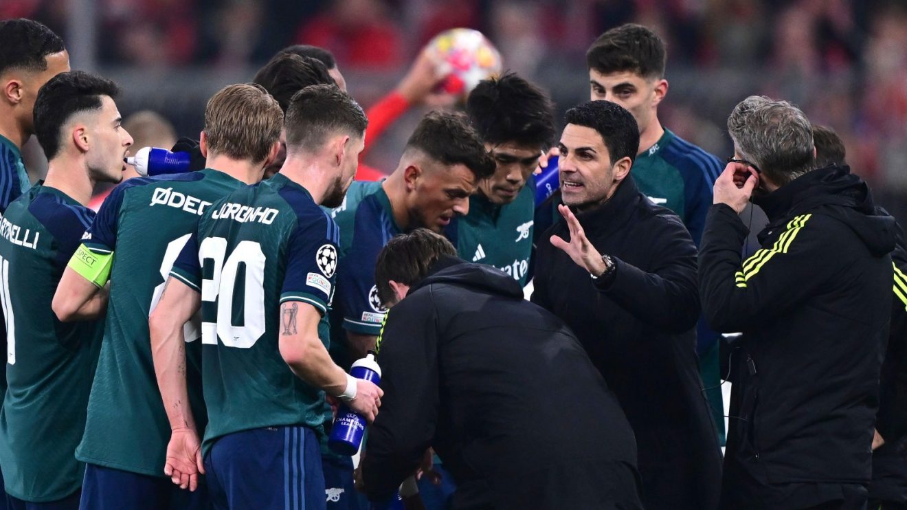 Mikel Arteta talks to his Arsenal players