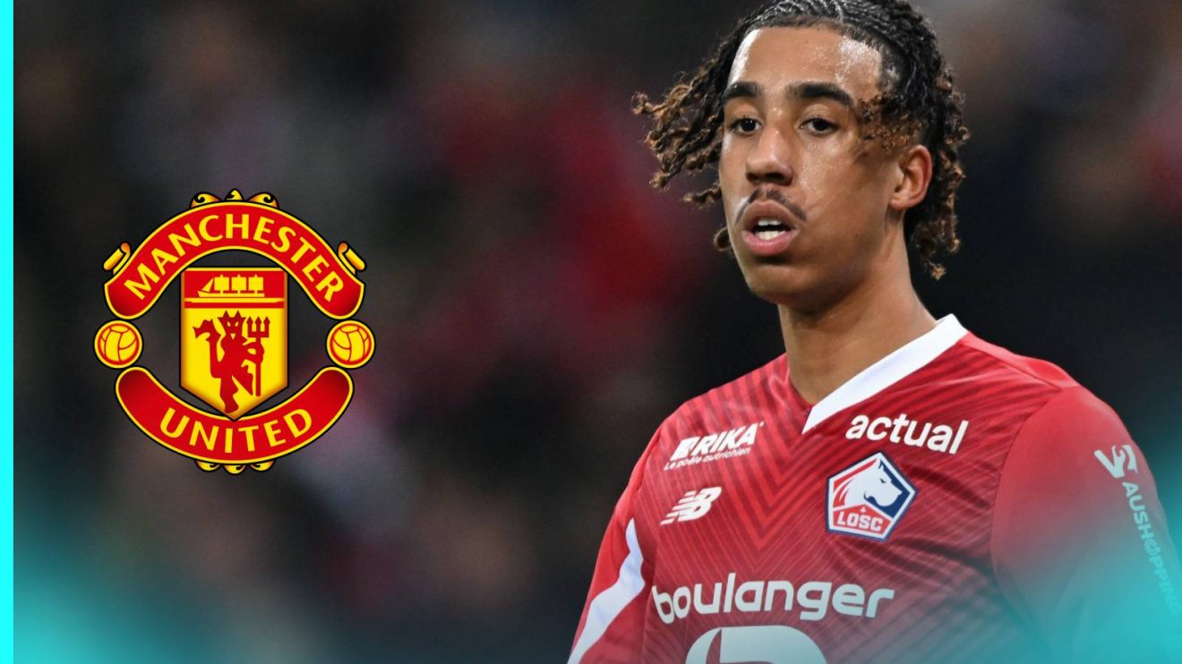 Leny Yoro with the Man Utd badge