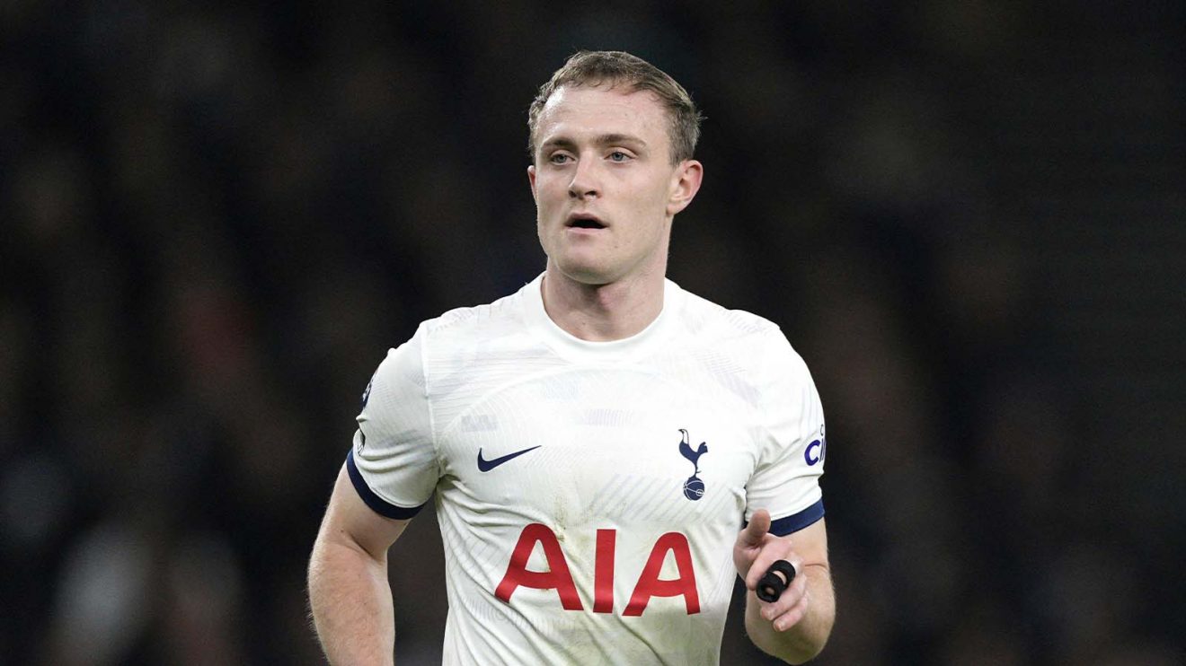 Tottenham Hotspur's Oliver Skipp run into position