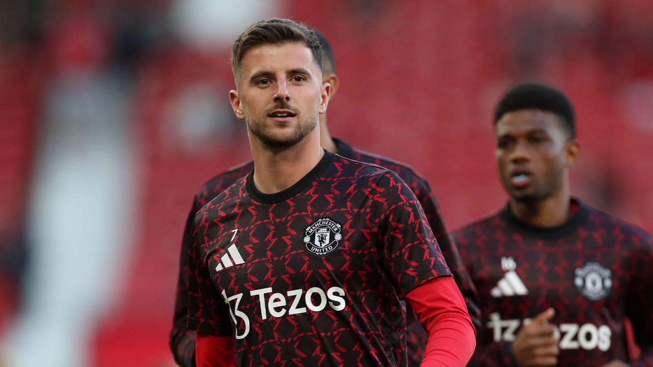 Manchester United midfielder Mason Mount warms up
