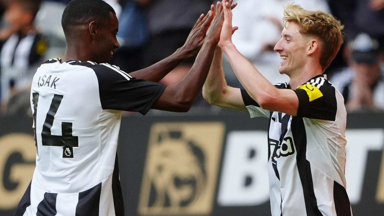 Newcastle duo Anthony Gordon and Alexander Isak celebrate a goal