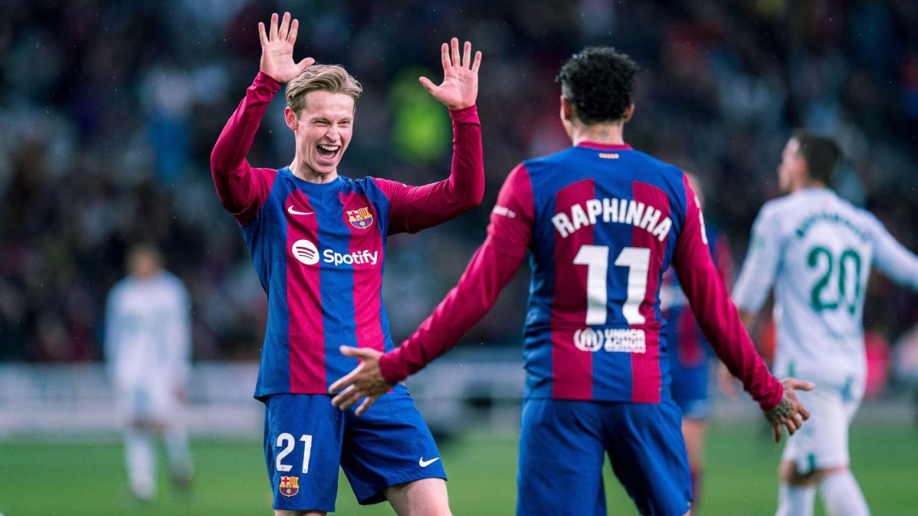 Barcelona midfielder Frenkie de Jong celebrates with Raphinha