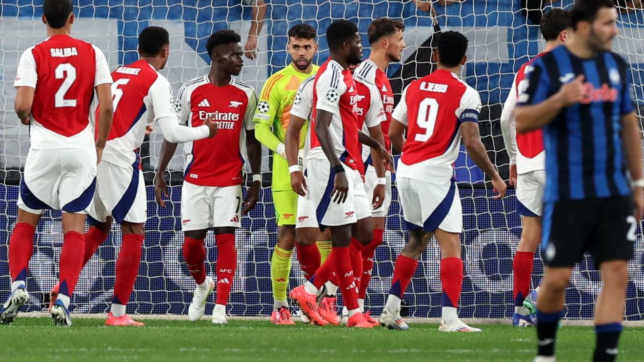 David Raya is surrounded by his Arsenal team-mates after saving a penalty