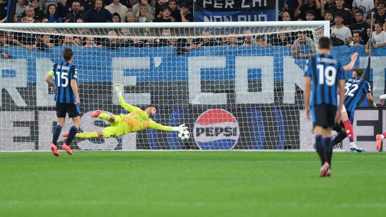 Arsenal goalkeeper David Raya makes an incredible save to deny Marco Retegui