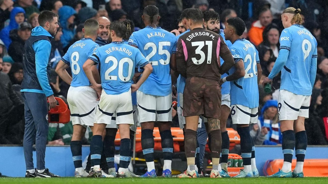 Pep Guardiola talks to Manchester City players