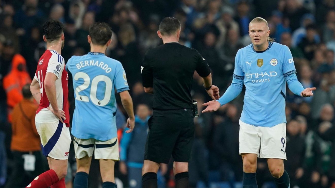 Erling Haaland makes his case to referee Michael Oliver during the Premier League clash between Man City and Arsenal
