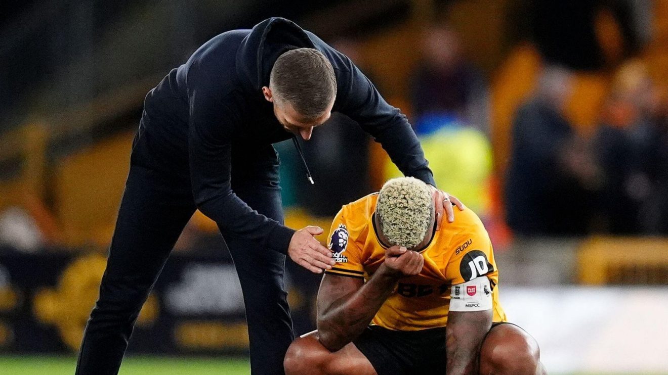 Wolves manager Gary O'Neil consoles midfielder Mario Lemina