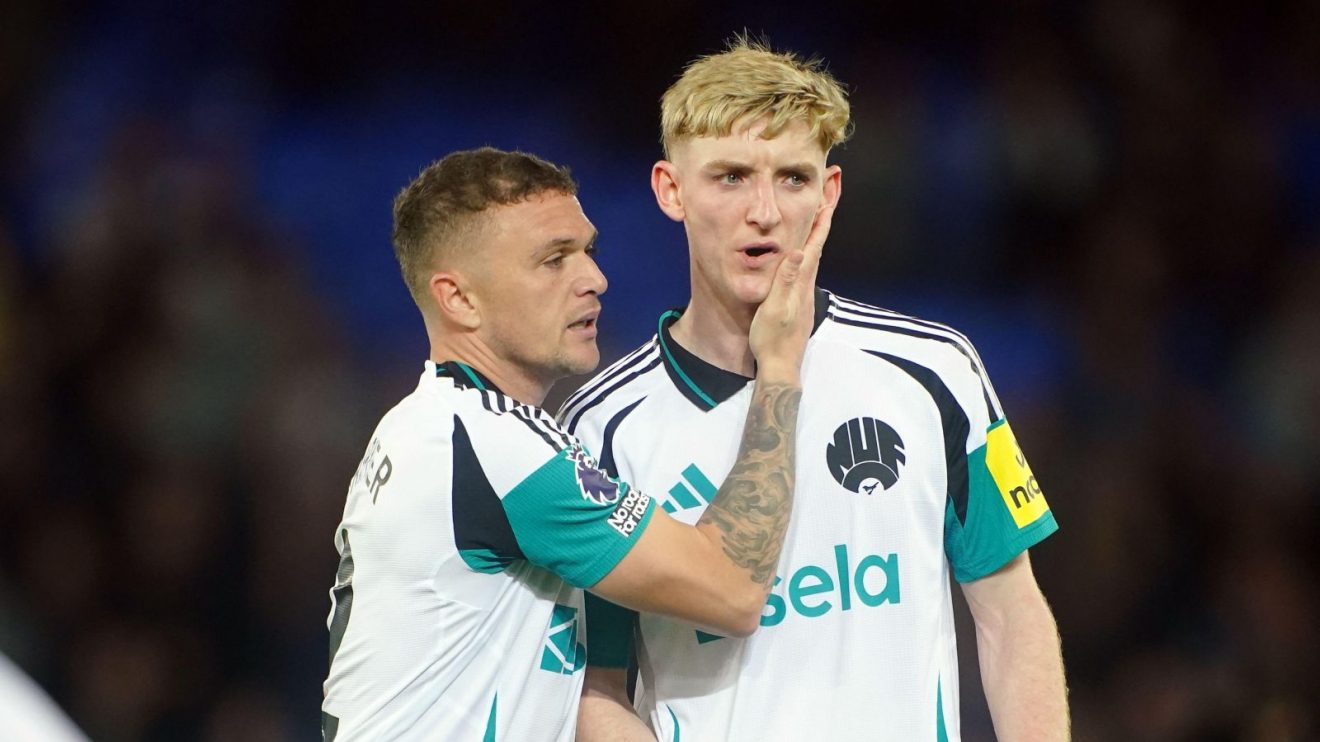 Newcastle player Kieran Trippier consoles Anthony Gordon after his penalty miss against Everton