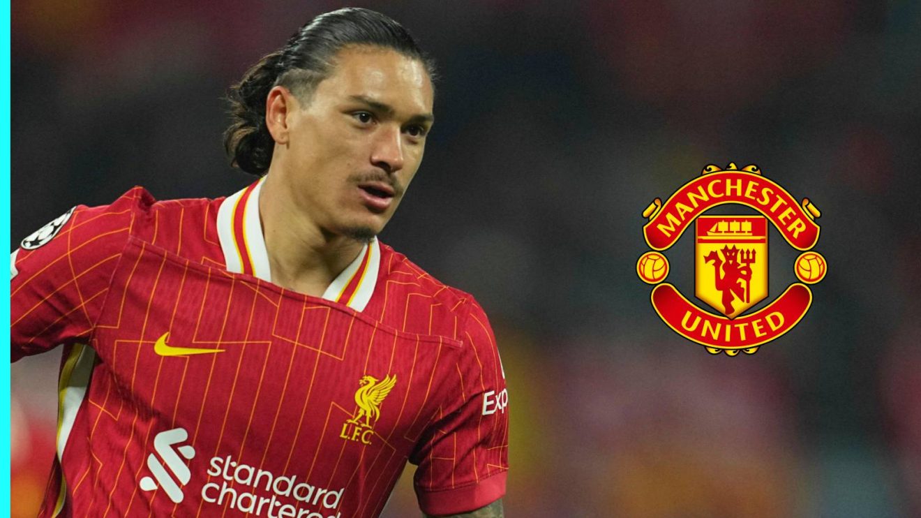 Darwin Nunez with the Man Utd badge