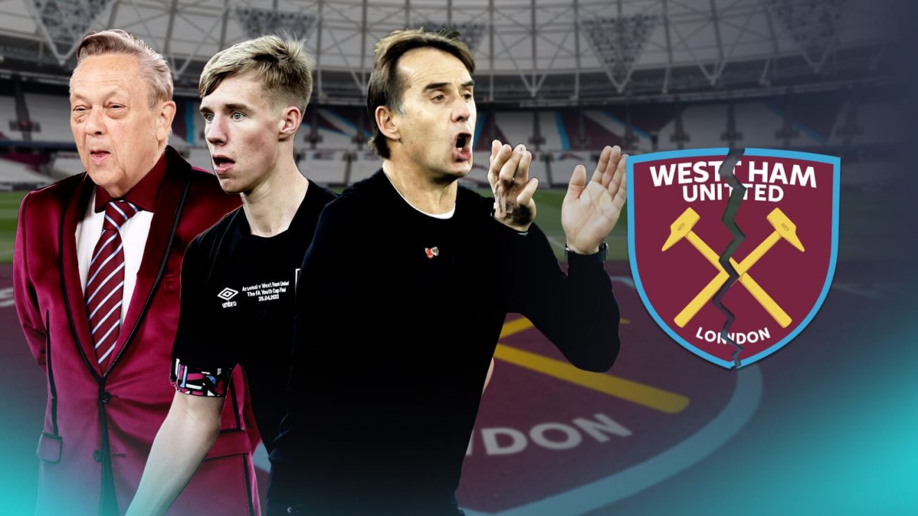 David Sullivan, Kaelan Casey and Julen Lopetegui with a cracked West Ham badge