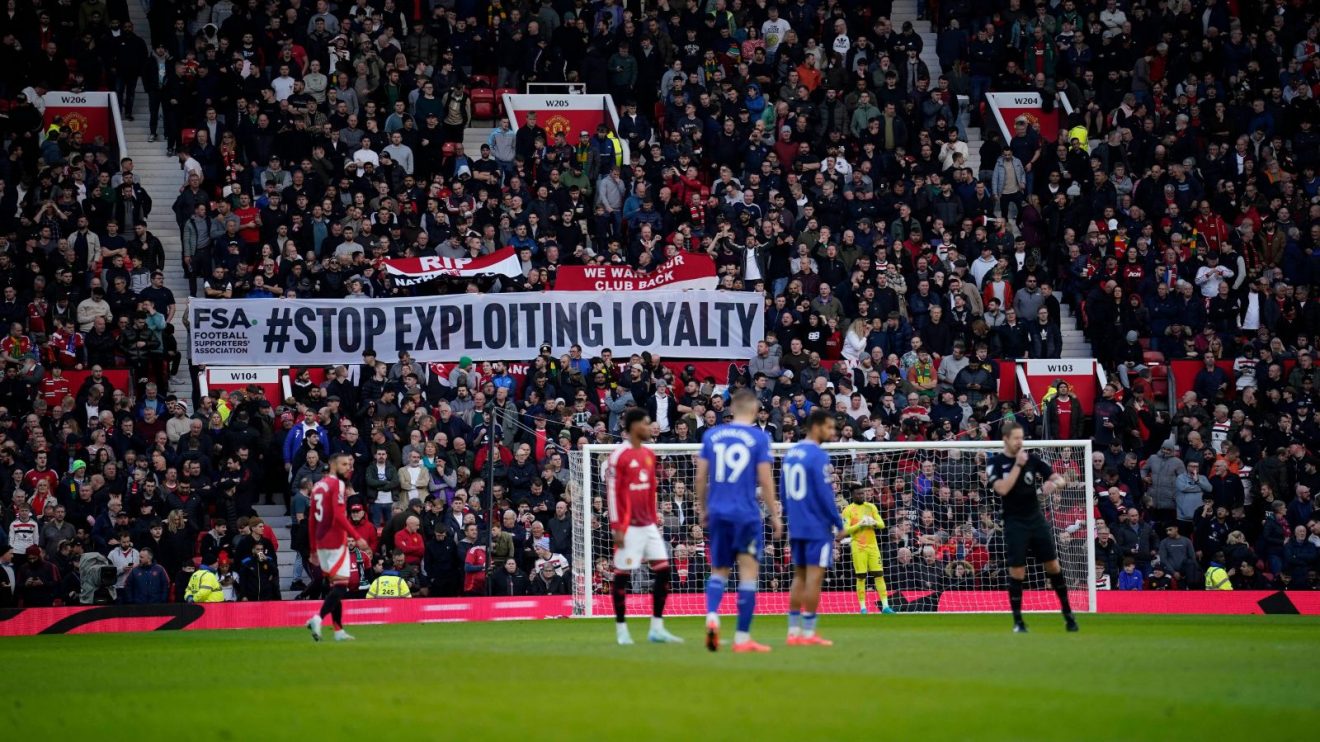 Man Utd fans protest on ticket prices