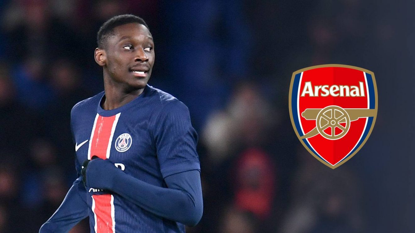 Randal Kolo Muani with the Arsenal badge