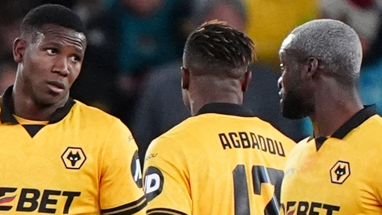 Wolves players Yerson Mosquera and Toti Gomes argue