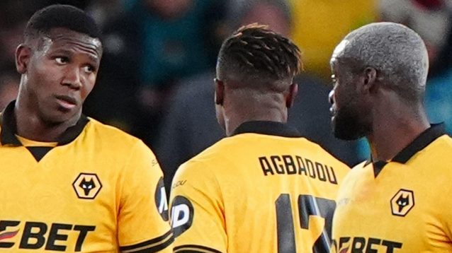 Wolves players Yerson Mosquera and Toti Gomes argue