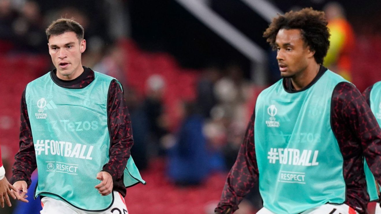 Manchester United players Manuel Ugarte and Joshua Zirkzee training