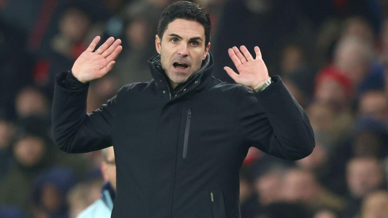 Arsenal manager Mikel Arteta holds his hands up