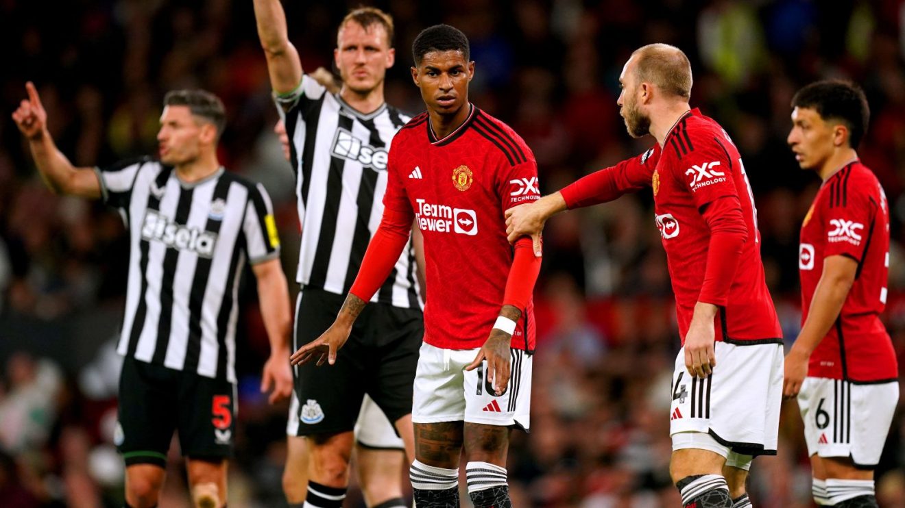 Manchester United players Marcus Rashford and Christian Eriksen argue against Newcastle