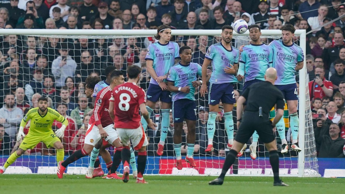 Arsenal wall jumps v Man Utd