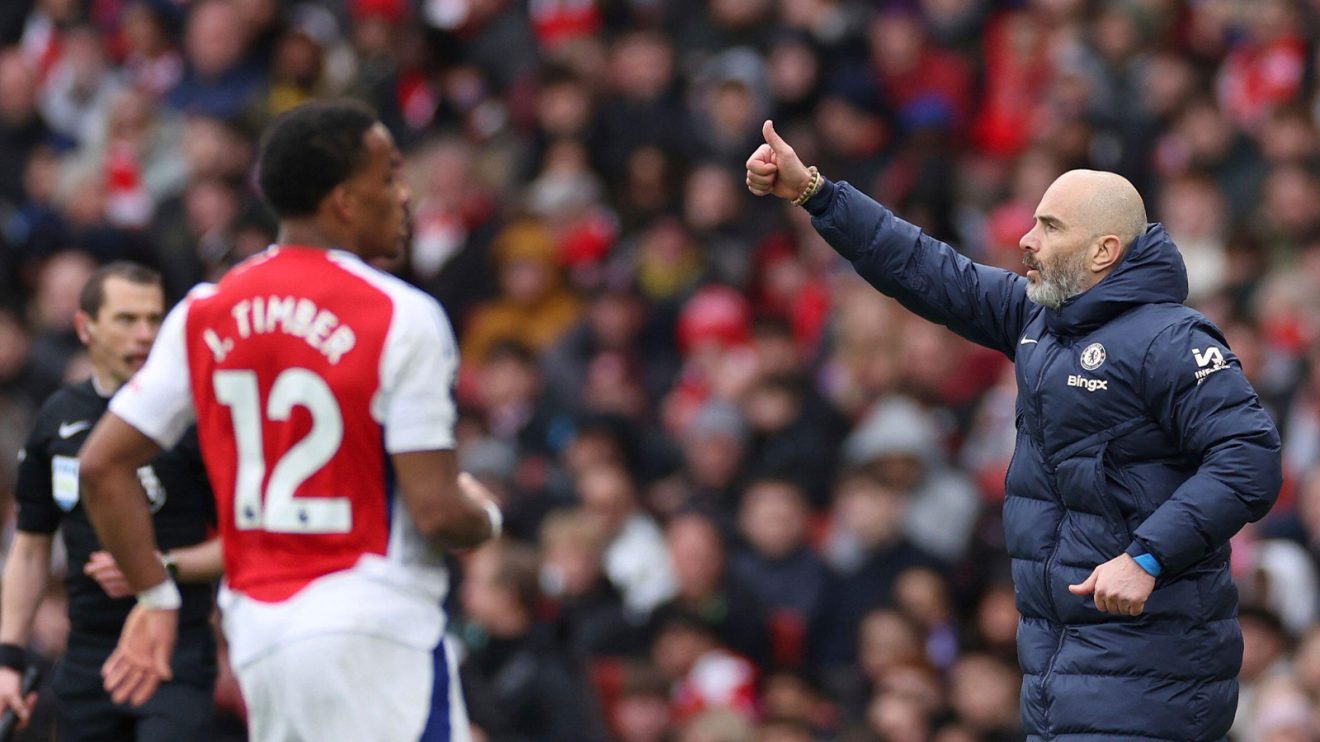 Enzo Maresca gives a thumbs up during his side's defeat to Arsenal