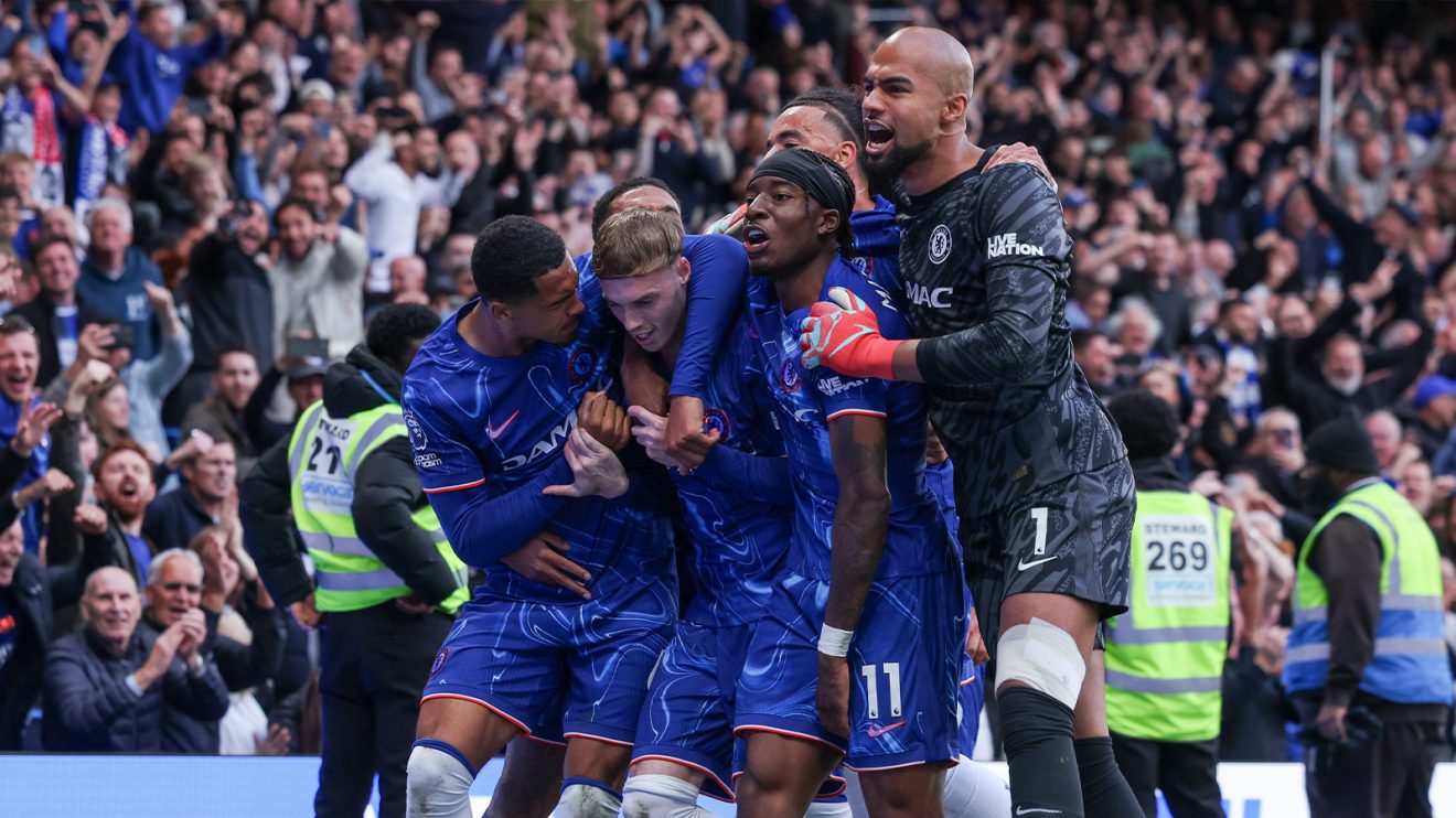 Chelsea players crowd around Cole Palmer after his successful penalty against Liverpool