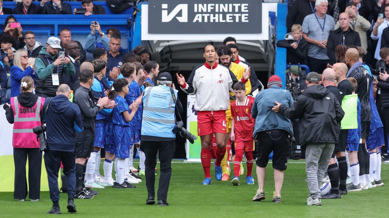 LIverpool get guard of honour from Chelsea