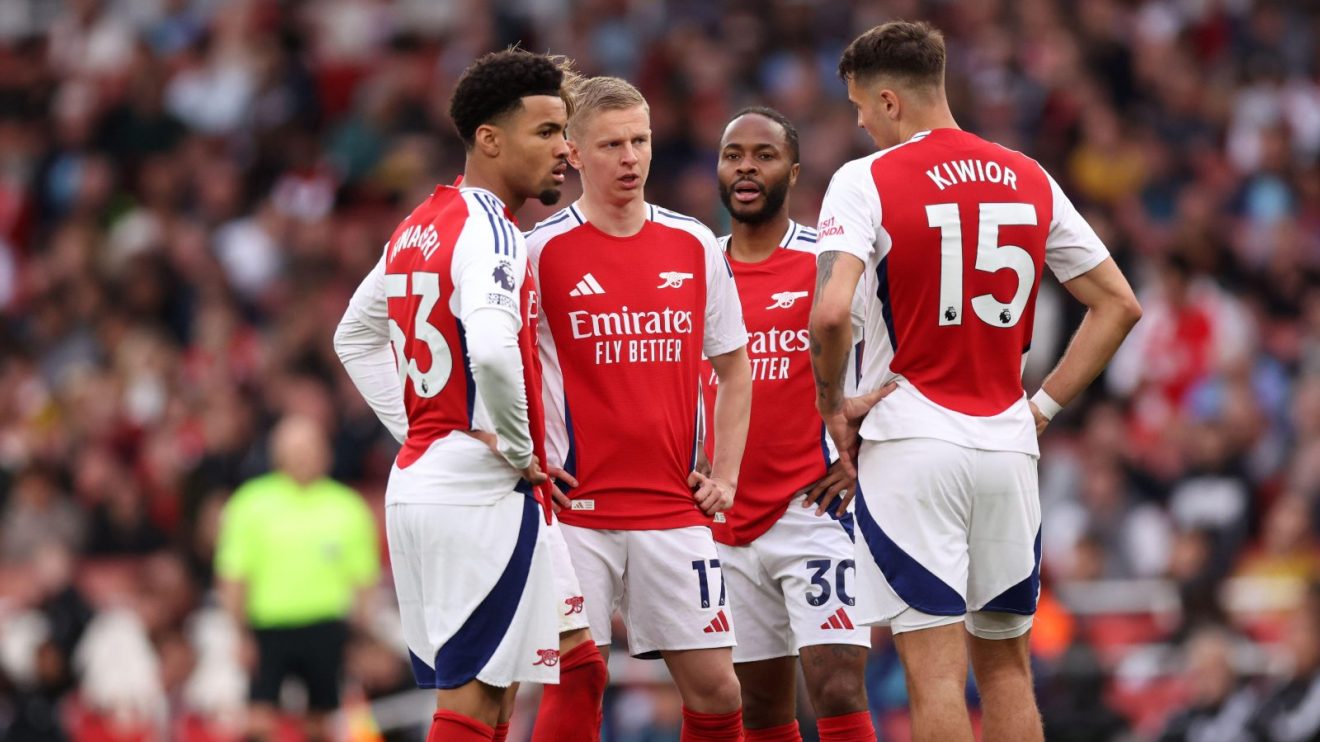 Arsenal players have a huddle