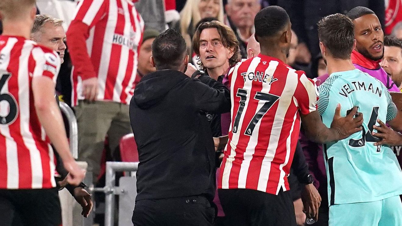 Brentford and Brighton players fight as Roberto De Zerbi and Thomas Frank argue