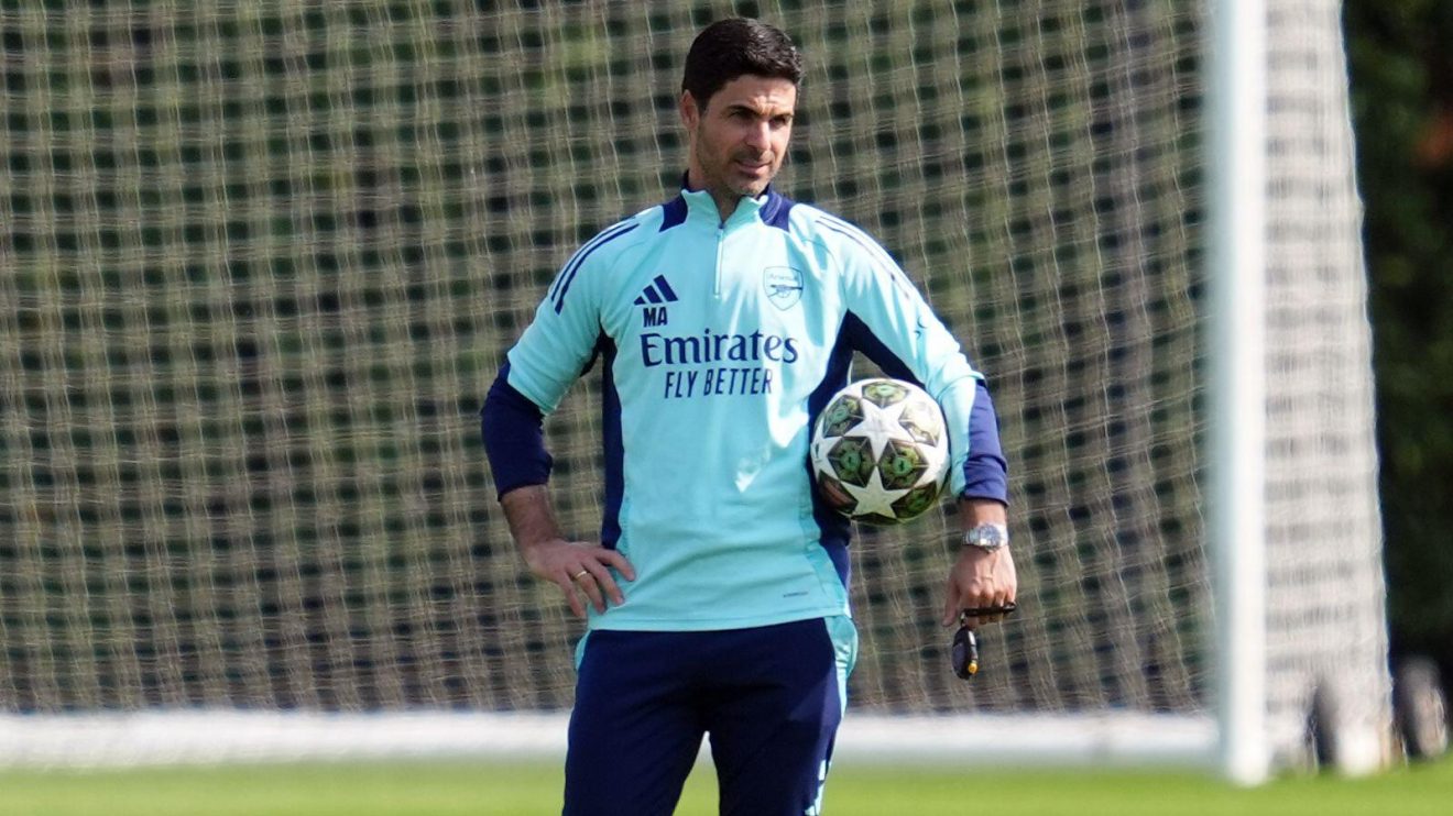Mikel Arteta oversees Arsenal training session