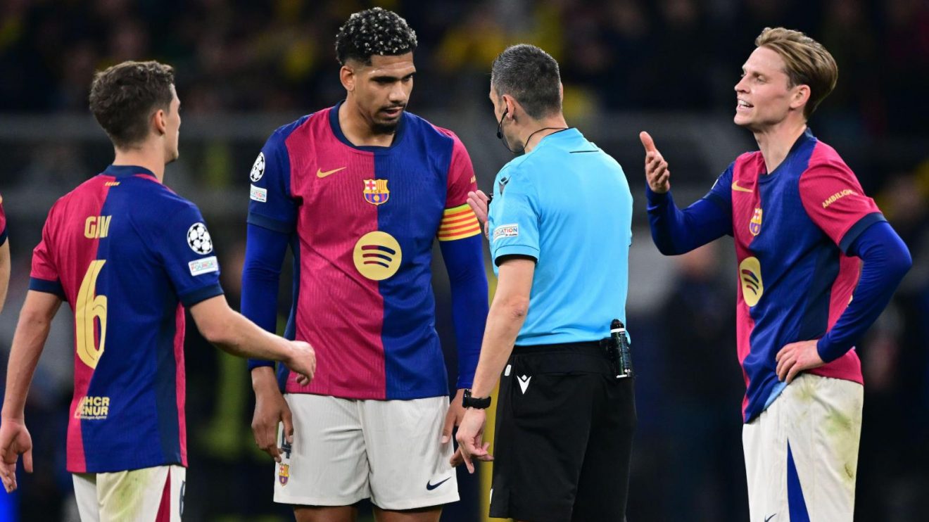 Barcelona players Ronald Araujo, Frenkie de Jong and Gavi complain to the referee