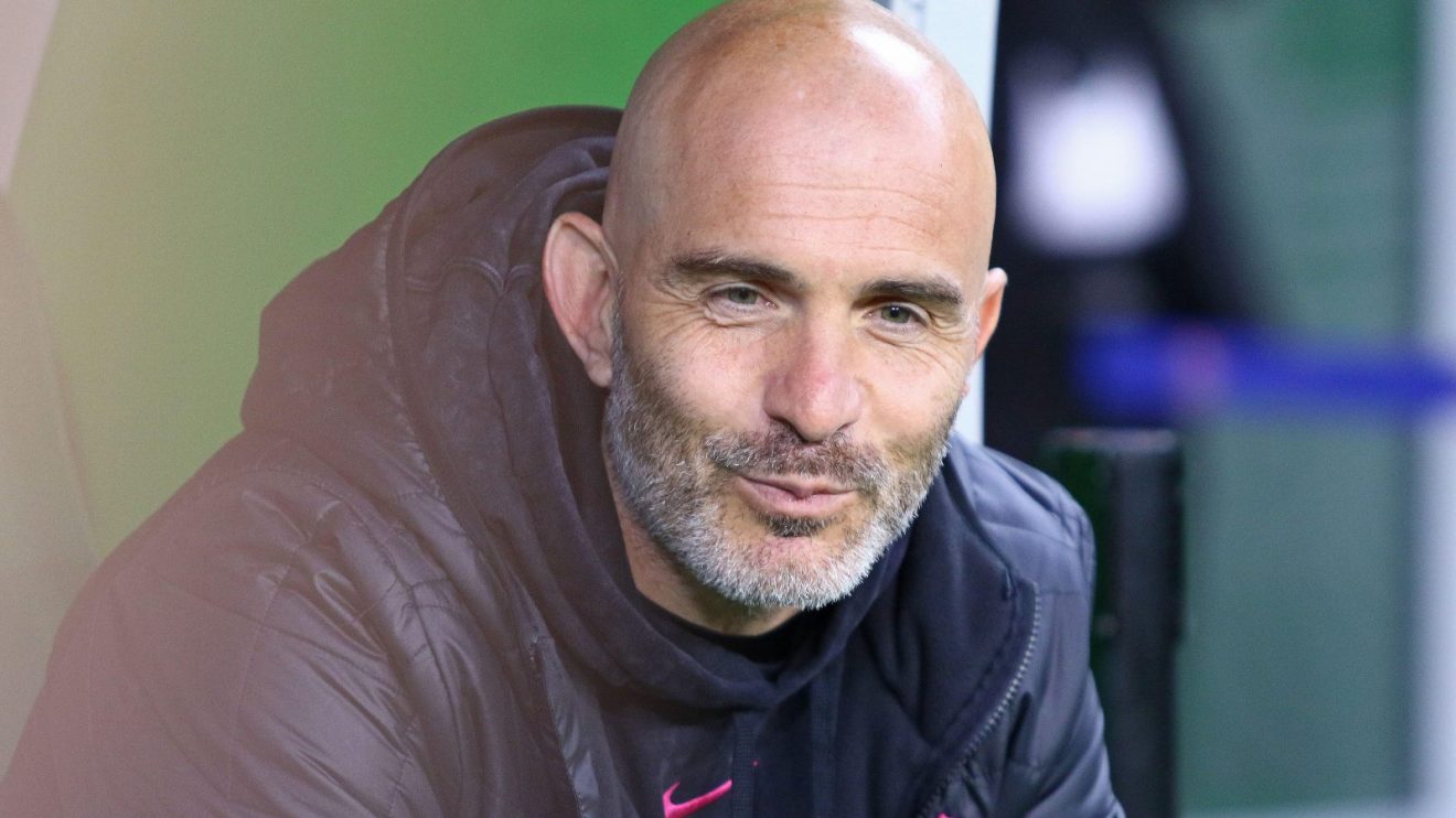 Chelsea boss Enzo Maresca on the bench before a game