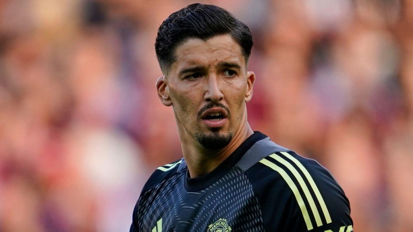 Man Utd goalkeeper Altay Bayindir playing against Arsenal
