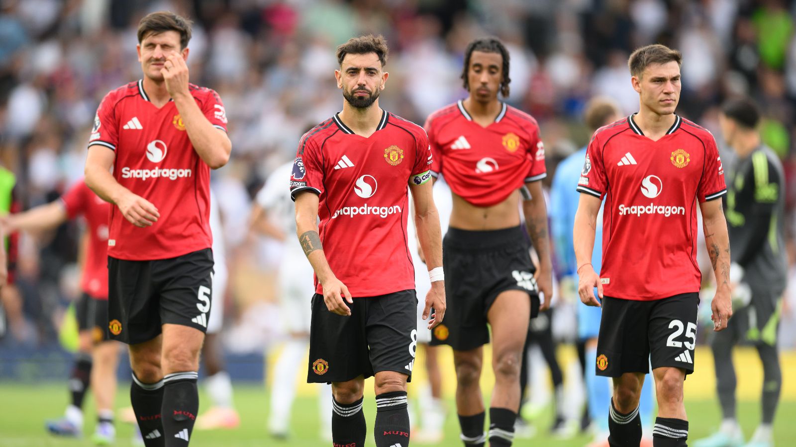 Bruno Fernandes among dejected Man Utd players