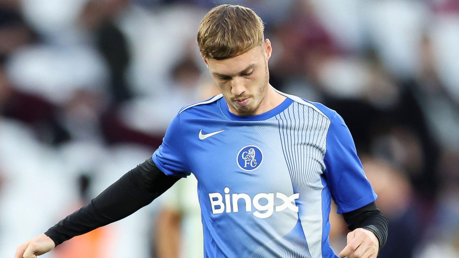 Cole Palmer warms up for Chelsea