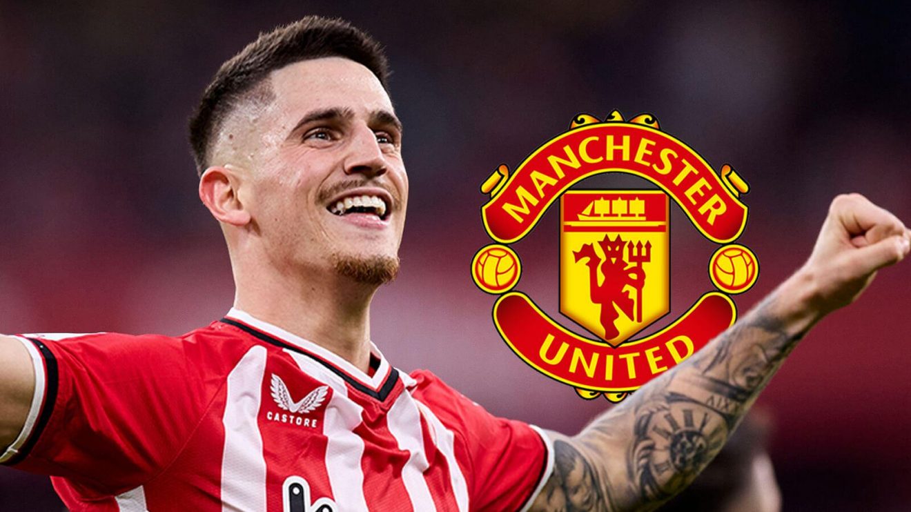 Oihan Sancet with the Manchester United badge